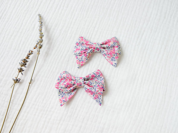 英國LIBERTY FABRICS兒童手工蝴蝶結波波髮夾(一組2入) - 粉紅果實|Liberty Fabrics Kids Bow Hair Clips (Set of 2) - Wiltshire Bud