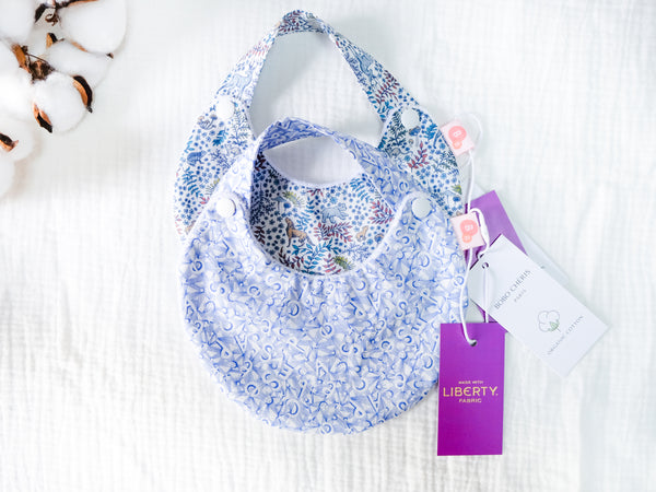 英國LIBERTY FABRICS法式有機棉寶寶圍兜(Feldberg Forest 費德堡森林) | LIBERTY FABRICS Baby's Organic Cotton Reversible Bib with Lace Trim (Liberty Feldberg Forest)