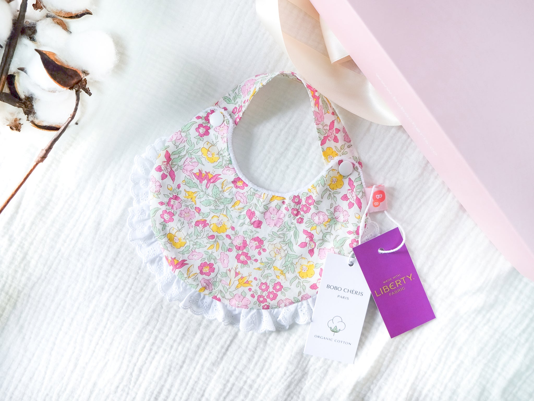 英國LIBERTY FABRICS法式有機棉寶寶圍兜(Mamie田園麥蜜) | LIBERTY FABRICS Baby's Organic Cotton Reversible Bib with Lace Trim (Liberty Mamie)