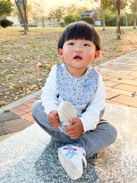 英國LIBERTY FABRICS法式有機棉寶寶圍兜(Feldberg Forest 費德堡森林) | LIBERTY FABRICS Baby's Organic Cotton Reversible Bib with Lace Trim (Liberty Feldberg Forest)