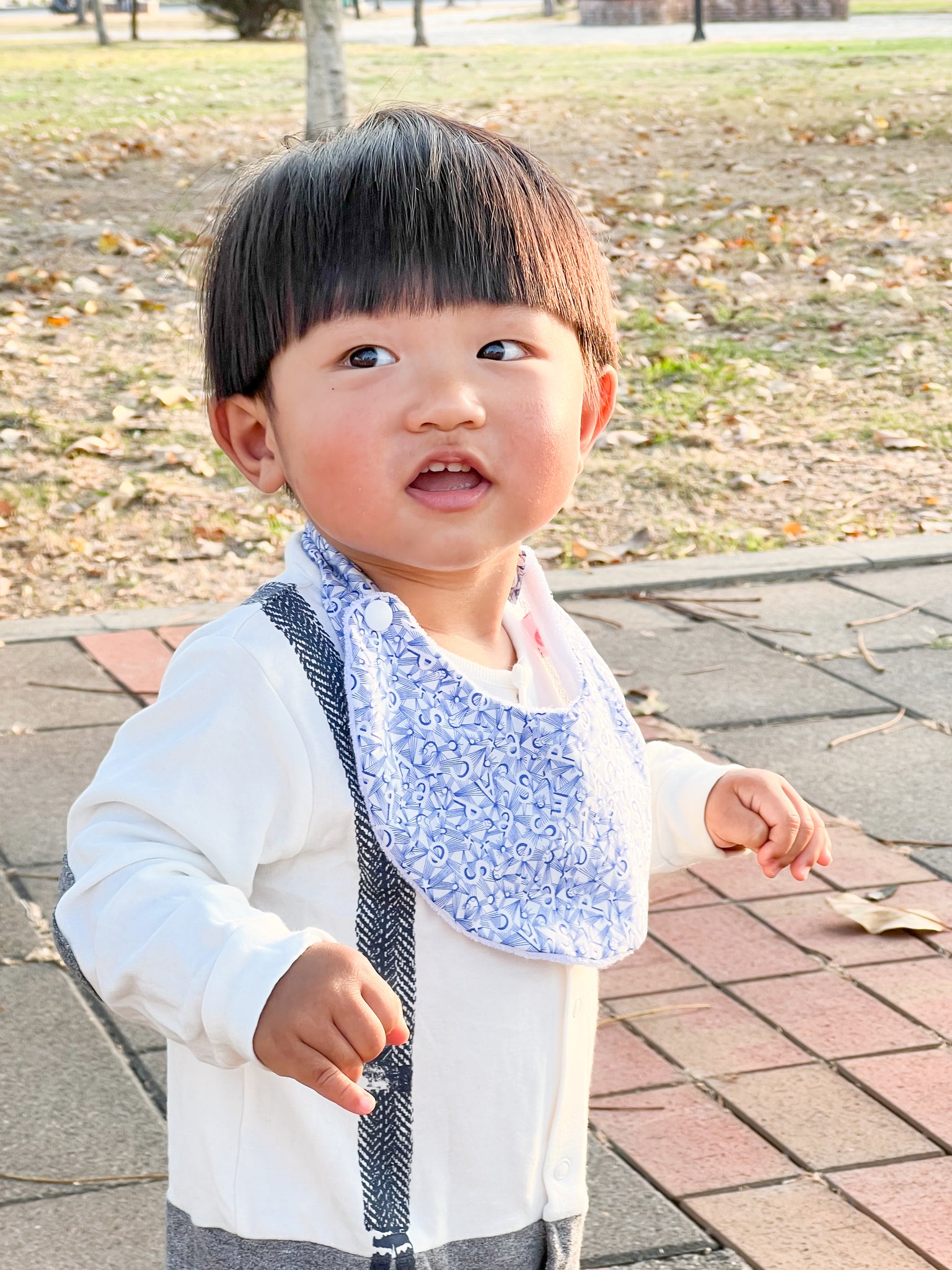 英國LIBERTY FABRICS法式有機棉寶寶圍兜(Spaceman 前衛太空人) | LIBERTY FABRICS Baby's Organic Cotton Reversible Bib with Lace Trim (Liberty Spaceman)