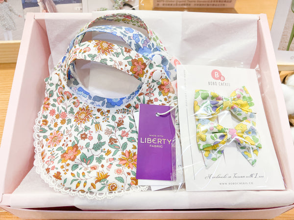 英國LIBERTY FABRICS法式有機棉寶寶圍兜(Grace Emily Bell 優雅艾蜜莉) | LIBERTY FABRICS Baby's Organic Cotton Reversible Bib with Lace Trim (Liberty Grace Emily Bell)